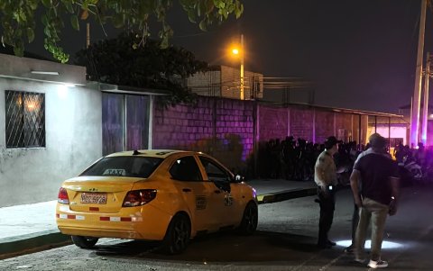 Los vidrios de las ventas delanteras del taxi terminaron destrozados por los impactos de bala.