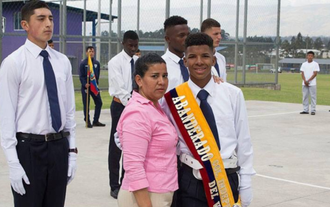 Pedro Vite durante su graduación, antes de consolidarse como futbolista profesional y llegar a vestir la camiseta de Ecuador.