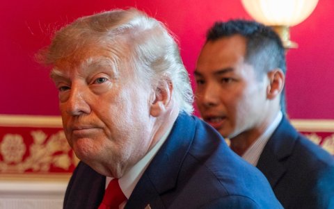 El presidente de los Estados Unidos, Donald J. Trump, pronuncia unas palabras durante una reunión para tomar el té con el presidente chino Xi Jinping