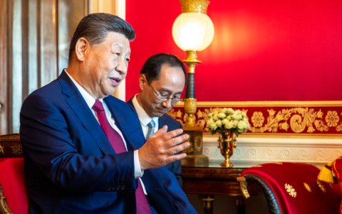 El presidente chino, Xi Jinping, comparte una sesión de té con la primera dama de EE. UU., Melania Trump, y el presidente estadounidense, Donald J. Trump.