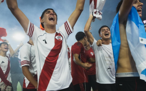 Los juveniles de River Plate celebraron en Miami la conquista de la primera edición de la Messi Cup, tras vencer 2-0 al Atlético de Madrid.