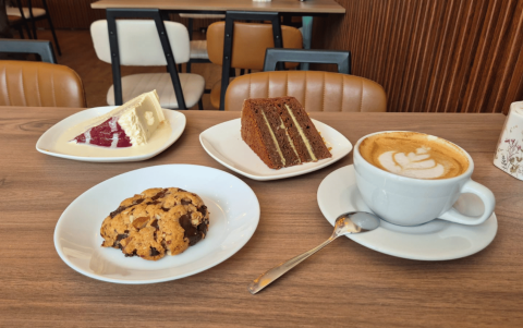 Dentro del menú hay opciones como la torta de chocolate Dubai y las galletas con chispas de chocolate y almendras.