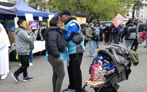 Personas acogidas por el Hogar de Cristo de la Villa 31 asisten a la 19.ª misa en solidaridad con las personas excluidas en Buenos Aires (Argentina).