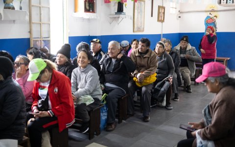 Fotografía del 28 de agosto de 2026 de personas adultas esperando comida en el comedor comunitario en la Capilla del Rosario, en Buenos Aires (Argentina).