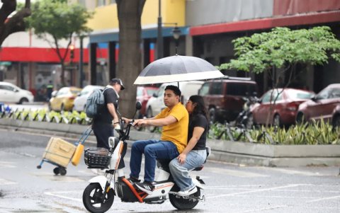 Lluvia en el centro de Guayaquil.