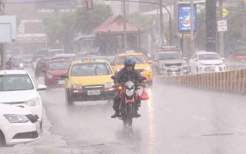 Lluvia en el norte de Guayaquil. Motociclistas usan vestimenta para protegerse.