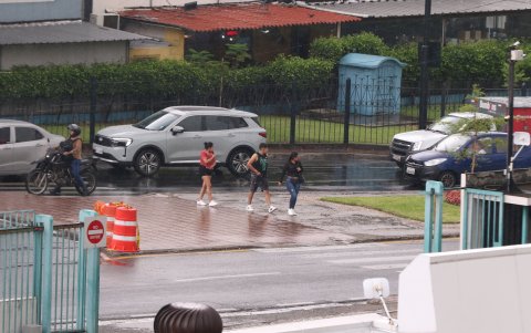 Ciudadanos sin paraguas terminaron empapados tras la fuerte lluvia.