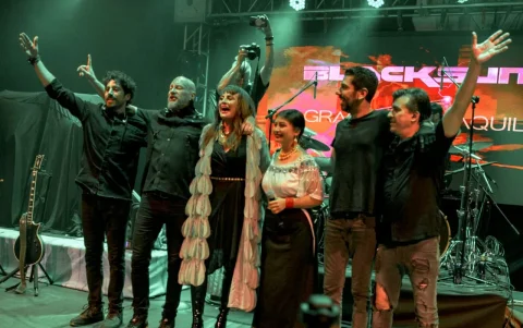 Los integrantes del grupo finés-ecuatoriano Black Sun, junto con la artista otavalela Ñusta Picuasi (cuarta desde la izquierda).