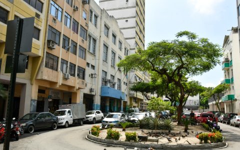 Un tramo de la calle Chiriboga, desde Chimborazo hasta Olmedo, es utilizado como parqueadero público. Comerciantes piden reubicación en este punto.