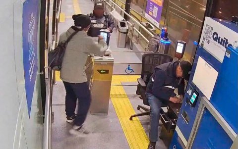 INCIDENTE. El sujeto habría provocado daños en el dispositivo de transporte, afectando la pantalla y dificultando su funcionamiento para los usuarios.