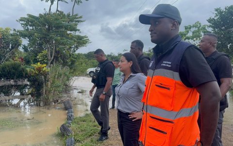 Tres ríos se desbordaron en Esmeraldas tras lluvias; comunidades de Eloy Alfaro reportan inundaciones.