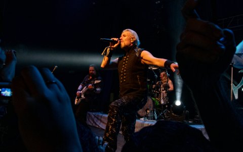 Tony Kakko, vocalista de Sonata Arctica, durante el concierto con el que la agrupación celebró tres décadas de trayectoria.