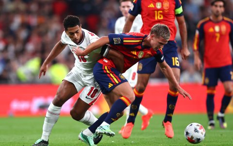 Jude Bellingham de Inglaterra y Dani Olmo de España en el partido.