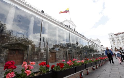 Las nuevas estructuras de vidrio con geranios rodean la Presidencia y reducen el impacto visual que generaban las antiguas vallas metálicas.
