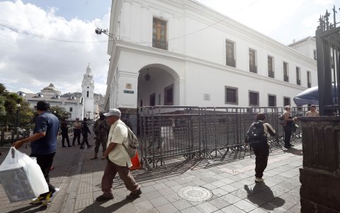 Las vallas metálicas todavía permanecen en las calles Chile y Espejo, alrededor de la Presidencia, pese al cambio parcial del cerramiento.