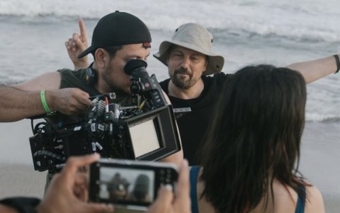 El realizador comenzó su carrera en Enchufe TV, donde participó en más de 300 grabaciones.