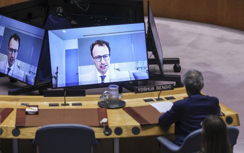 El director ejecutivo de Anthropic, Dario Amodei, interviene virtualmente durante una reunión del Consejo de Seguridad sobre IA.
