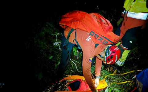 Rescate. Bomberos de Quito localizaron a 17 excursionistas, incluidos 12 niños, que se desorientaron durante el descenso de una montaña.