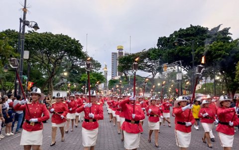 Desfile de antorchas de los Bomberos de Guayaquil.