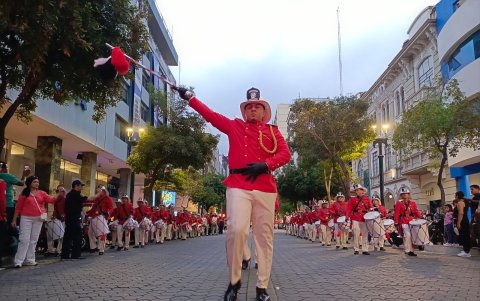 Desfile de antorchas de los Bomberos de Guayaquil.