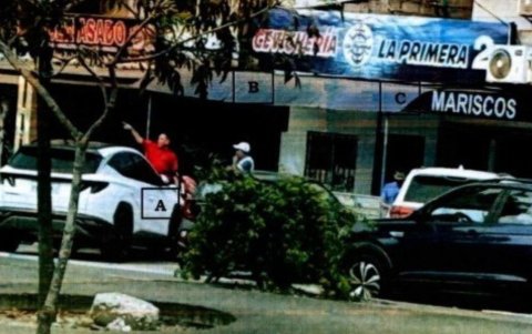 Mauricio Peñafiel Quezada y Alberto Aguirre Figueroa abordando un vehículo Jeep color blanco.