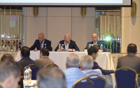 El presidente de LigaPro, Miguel Ángel Loor (c), condujo la sesión del consejo de presidentes realizada en Guayaquil.