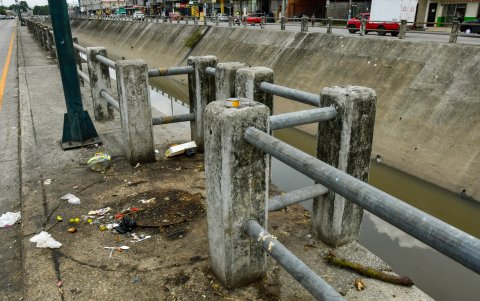 Basura regada el pie de un canal.