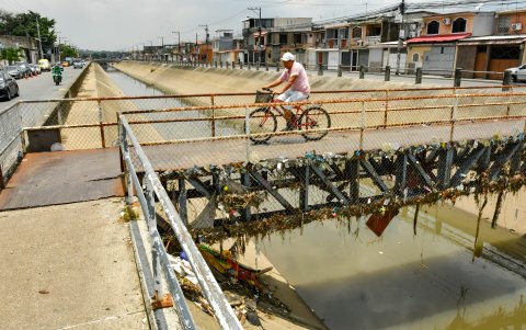 En las últimas lluvias de septiembre se desbordó el canal ubicado en la ciudadela Las Orquídeas