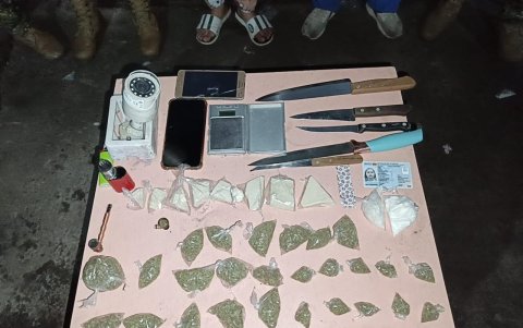 Las evidencias decomisadas incluyen sustancias presuntamente sujetas a fiscalización, armas blancas, pipas artesanales, una balanza, celulares y una cámara de videovigilancia.