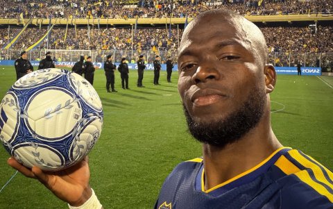 Enner Valencia se llevó el balón del partido, tras anotar 3 goles con Boca ante Racing.