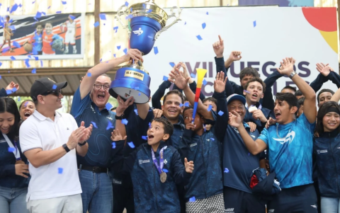 Delegación de Guayas celebra con la copa tras conquistar los XVII Juegos Nacionales de Menores 2026.