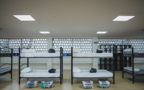 El CAMI de la avenida 29 y Oriente cuenta con literas, cocina y kits de asistencia para recibir a personas que requieran alojamiento temporal ante una emergencia.