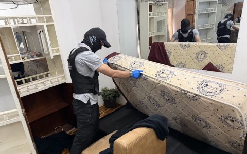 Los funcionarios encontraron habitaciones acondicionadas para servicios sexuales durante la intervención realizada en un inmueble del sector Eugenio Espejo.