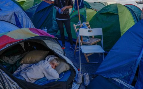 En previsión del cambio de tiempo, los acampados cubrieron anoche con lonas las alrededor de 350 tiendas de campaña instaladas en el centro de la plaza.