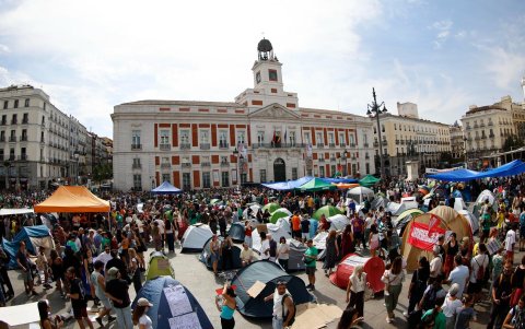 Cientos de personas ocupan con tiendas de campaña desde ayer sábado la madrileña Puerta del Sol como protesta por el precio de la vivienda.