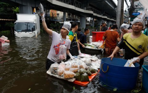 Inundaciones tras las fuertes lluvias prolongadas en un mercado inundado en el distrito de Bangkapi, Bangkok, Tailandia, el 28 de septiembre de 2026.