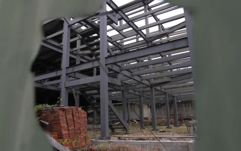 Obra inconclusa de proyecto ejecutado por Homes Ecuador, sobre la vía a la Costa.