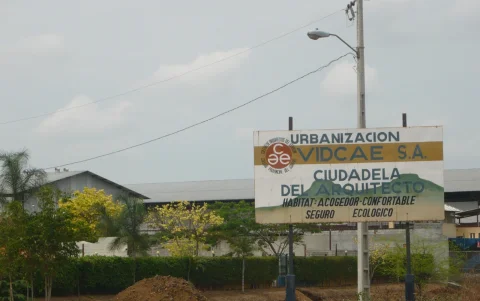 Letrero del proyecto que impulsó una iniciativa de arquitectos, en la parroquia La Aurora de Daule, en Guayas.