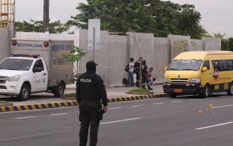 Sicarios en moto atacaron a una trabajadora cuando abordaba transporte escolar en el norte.