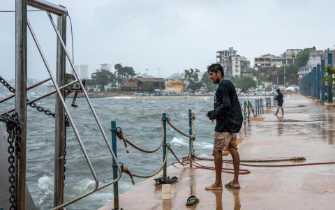 Persona observa el oleaje provocado por el paso del huracán Polo el pasado miércoles, en el balneario de Acapulco, en Guerrero (México).
