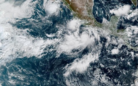 Fotografía satelital donde se muestra el huracán Polo (arriba) y la tormenta tropical Rachel (abajo) frente a la costa mexicana en el Pacífico.