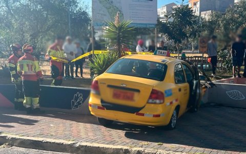 El vehículo permaneció en la escena mientras investigadores de Criminalística y DINASED recopilaban evidencias del ataque registrado en Carcelén.
