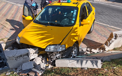 Tras recibir los disparos, el conductor perdió el control del taxi, que terminó impactándose contra un muro en Carcelén.