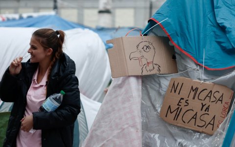 Unas mil personas amanecen este martes en la Plaza del Sol, donde llevan acampadas ya tres noches en protesta por la situación de la vivienda.