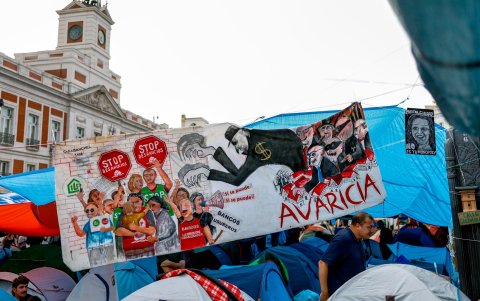 Vista de la Puerta del Sol donde unas mil personas llevan acampadas ya tres noches en protesta por la situación de la vivienda