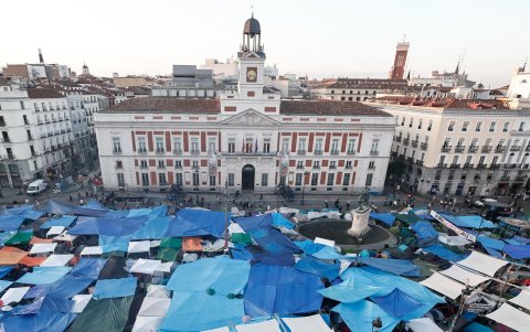 Vista de la Puerta del Sol donde unas mil personas llevan acampadas ya tres noches en protesta por la situación de la vivienda.