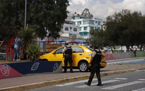 La Policía investiga el asesinato de un taxista en Carcelén, Quito, ocurrido dentro de su vehículo y con ocho indicios balísticos.