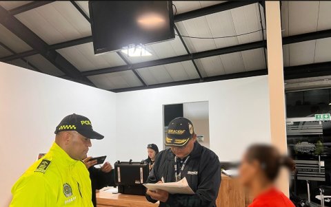 Inda Peñarrieta junto a policías colombianos.