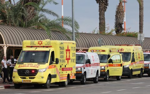 Ambulancias esperan frente al Aeropuerto Internacional Ben Gurión, cerca de Tel Aviv (Israel), el 30 de septiembre de 2026.