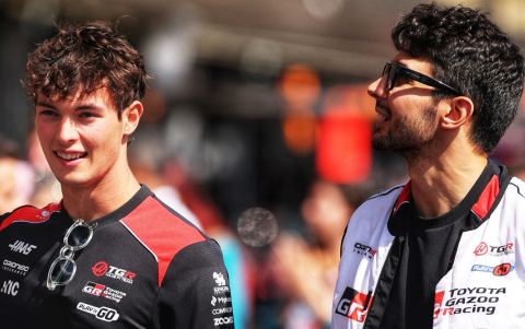 Esteban Ocon y Oliver Bearman, compañeros en Haas, caminan por el circuito durante una jornada de la temporada 2026 de Fórmula 1.